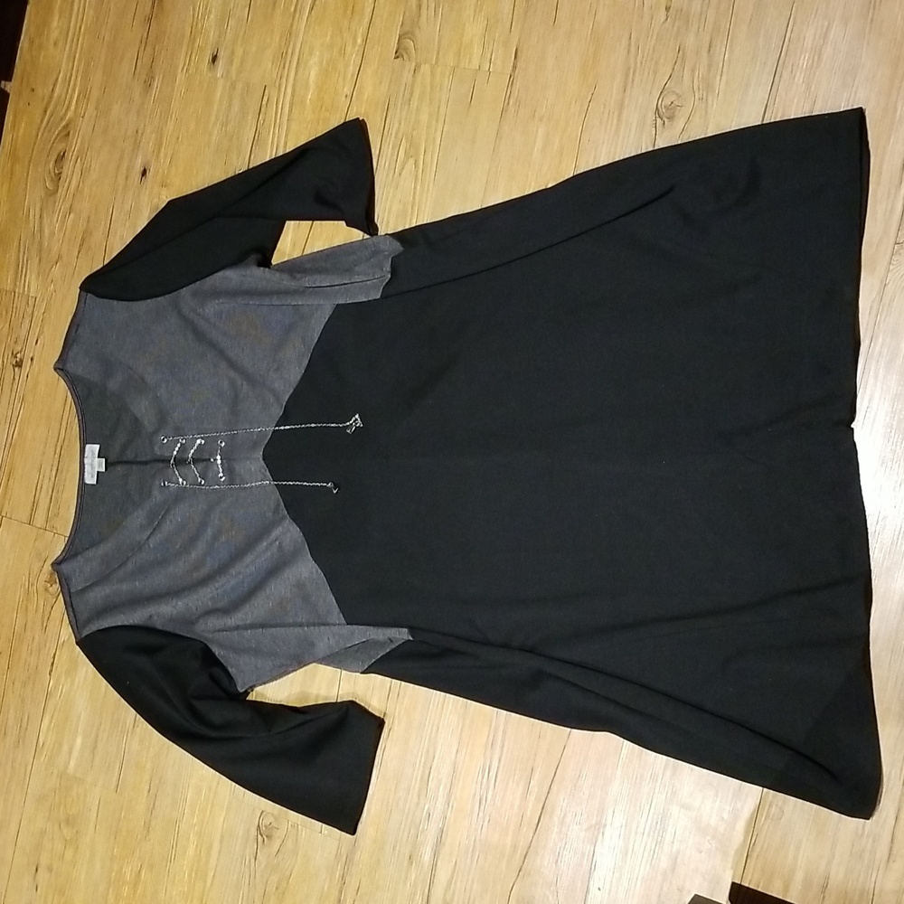 Avenue knit dress 3/4 sleeve v neck w/chain detail at neck/chest EUC sz 22/24